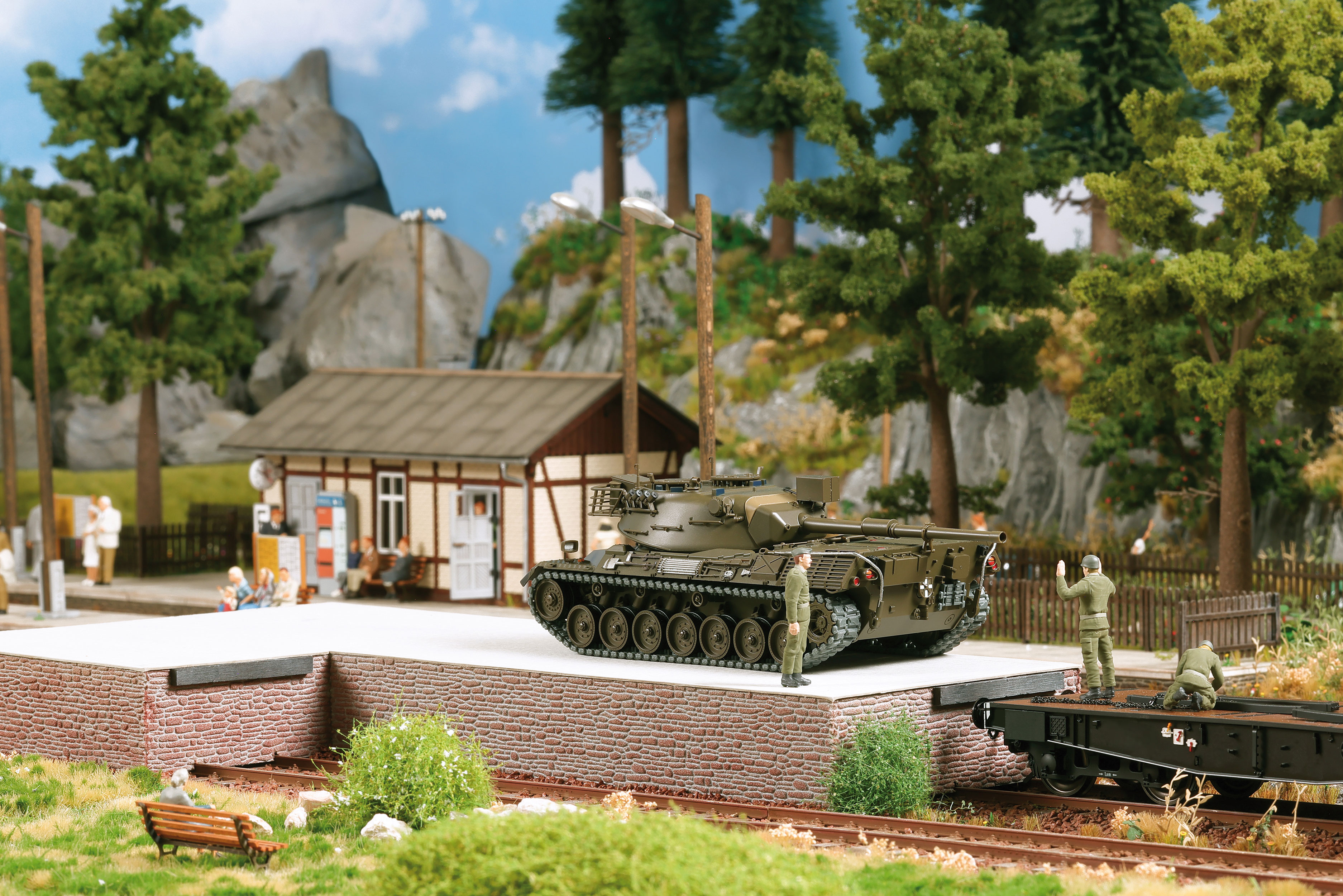 Panzer Leopard mit drei Soldaten