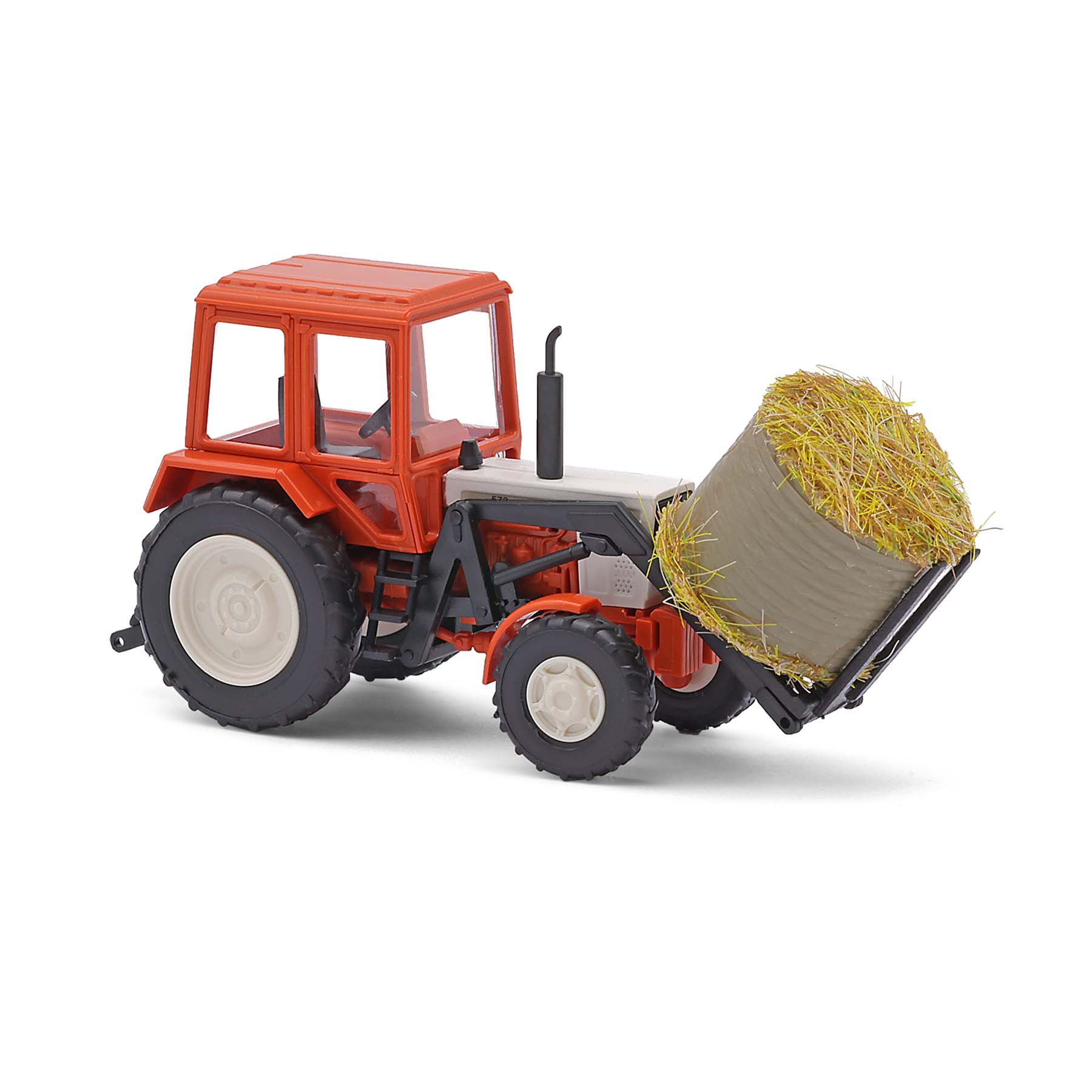 Belarus MTS 82 mit Frontlader und Strohballen
