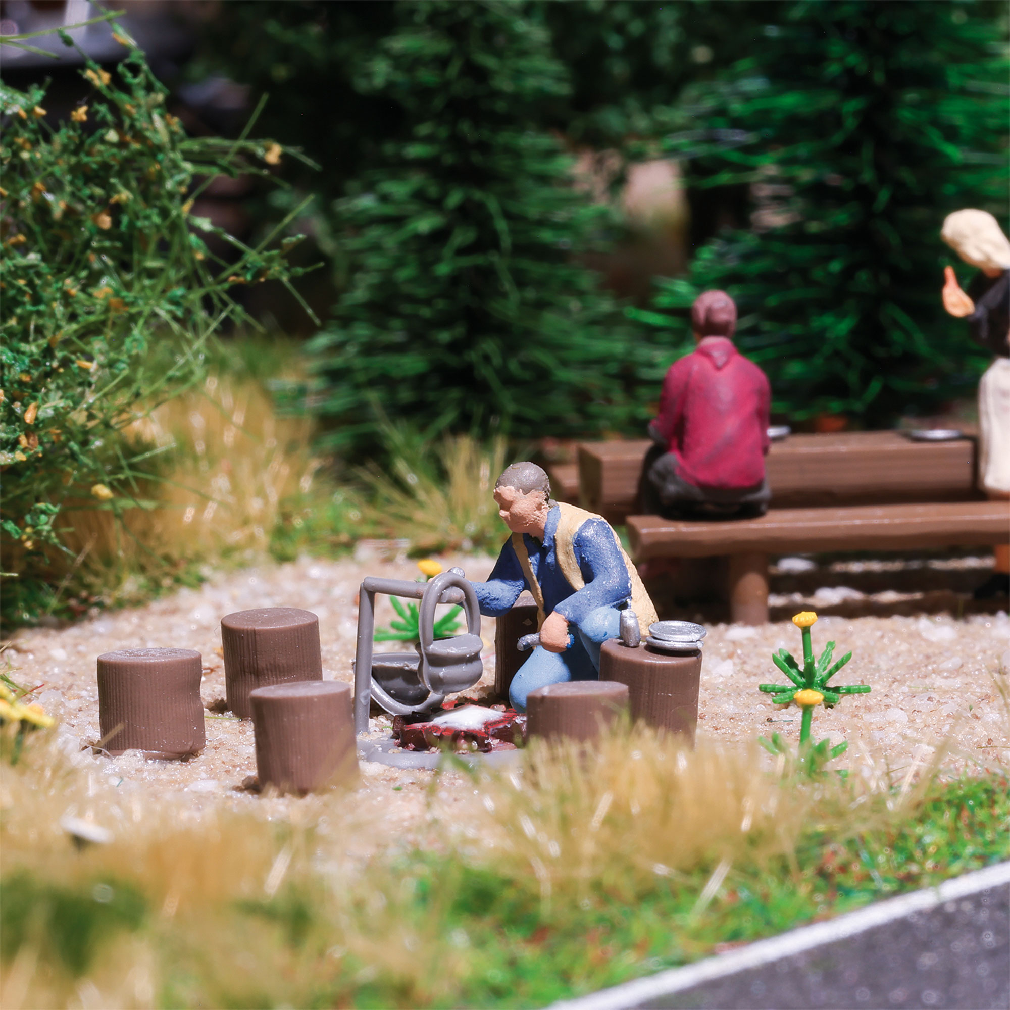 Kleines Lagerfeuer mit Figur