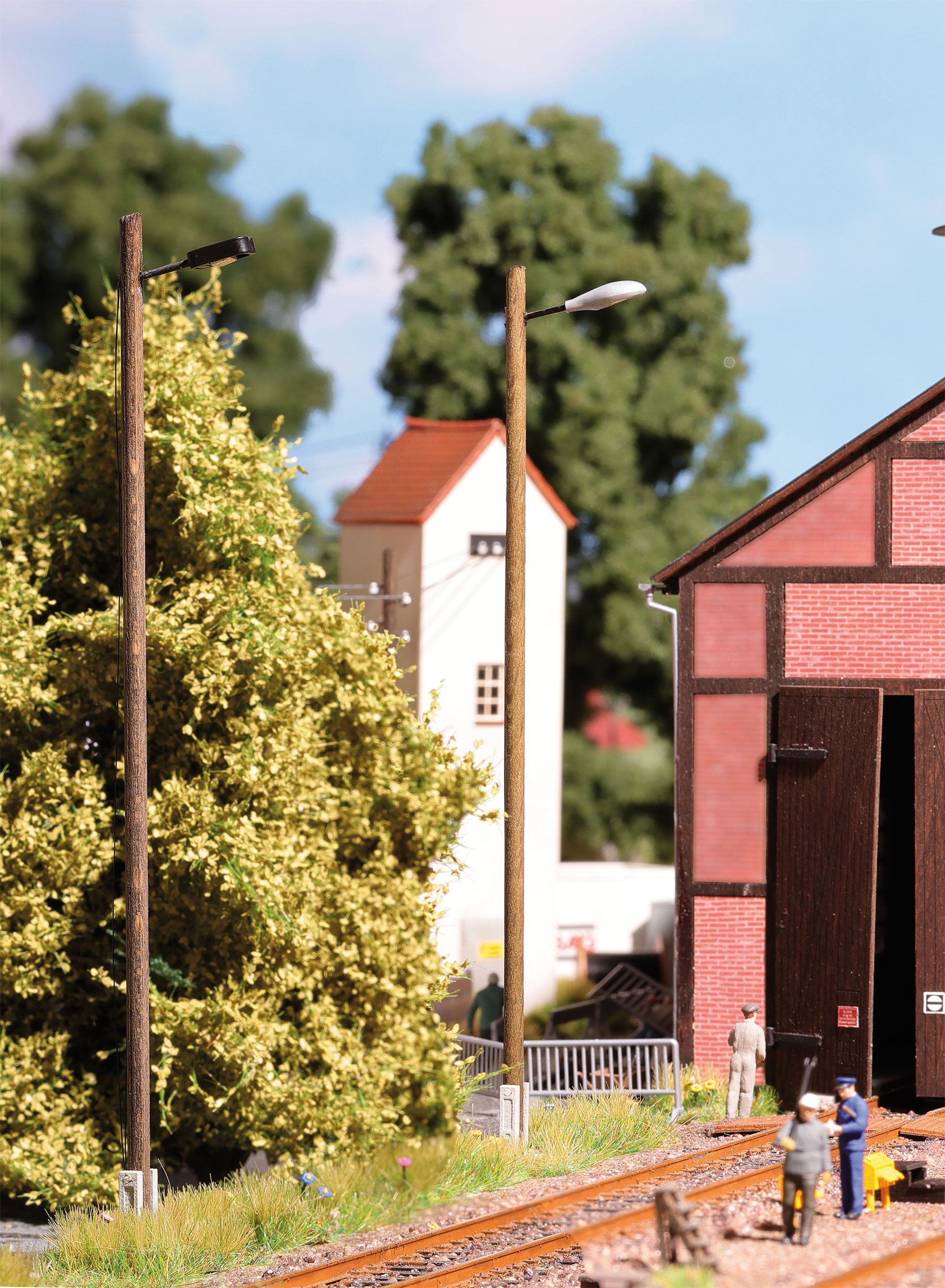 Straßenleuchte mit Holzmast