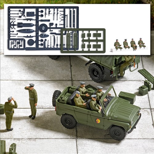 -4001738019377-4 sitzende NVA Soldaten