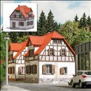 -4001738019070-Verwittertes Wohnhaus